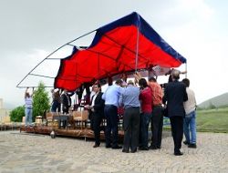 Protokol çadırı uçtu